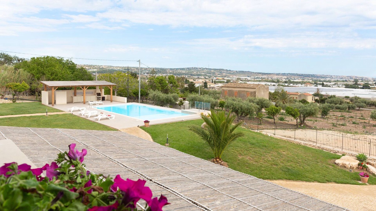 Donnalucata Villa | Sympathy, Emotion of Barone house, villa with pool, sea view, free wifi