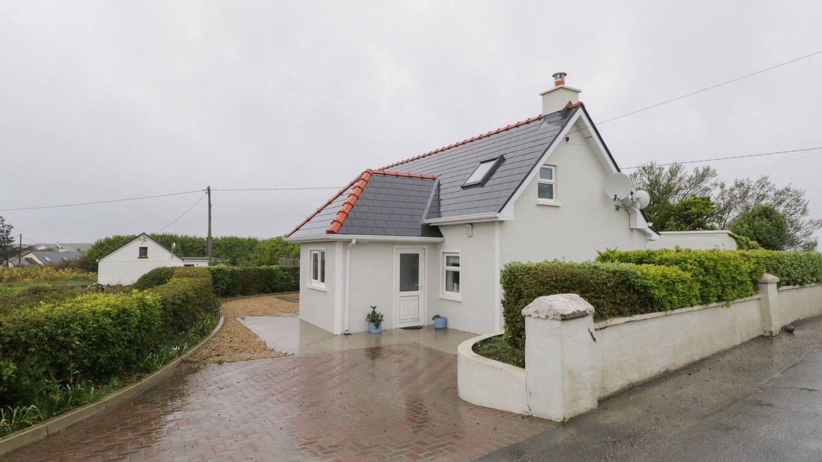 Wild Atlantic Way Cottage | TÍ COILÍN MHAC, pet friendly in Lettermore, County Galway