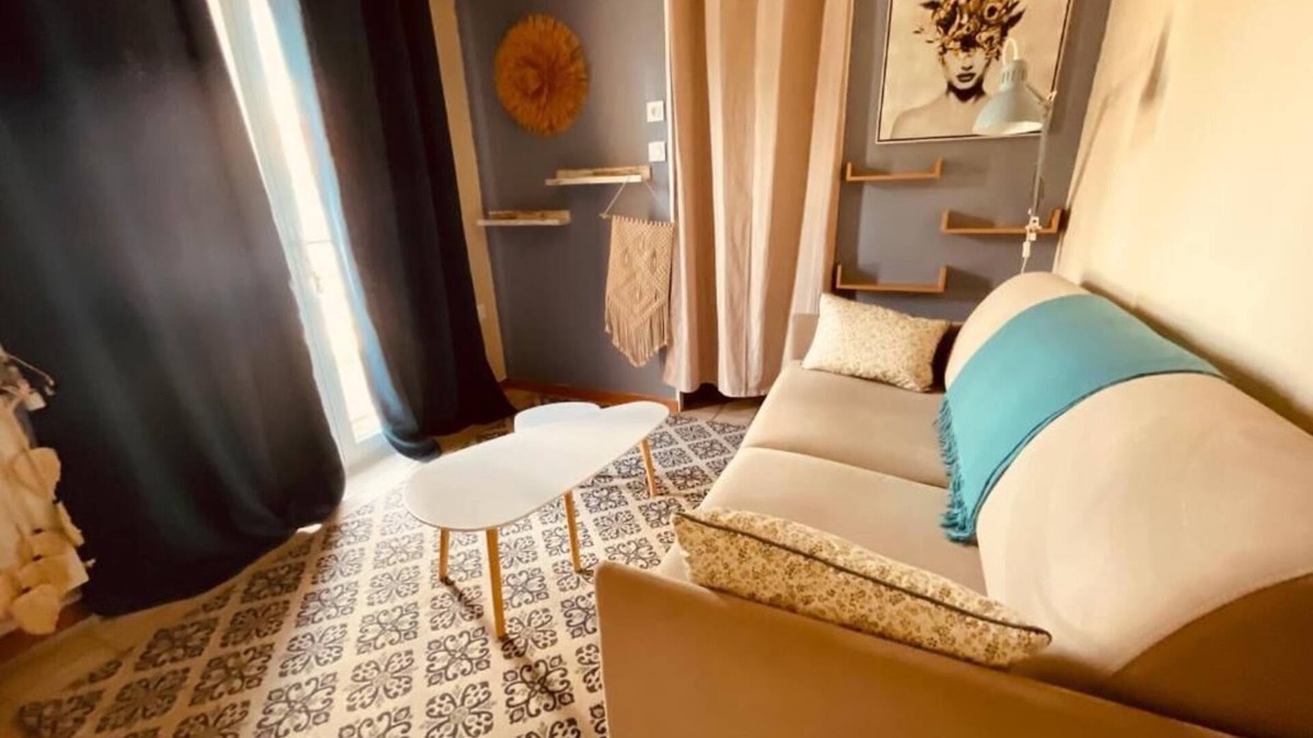 Martigues Apartment | T1 cocooning fully equipped with terrace, private parking space.