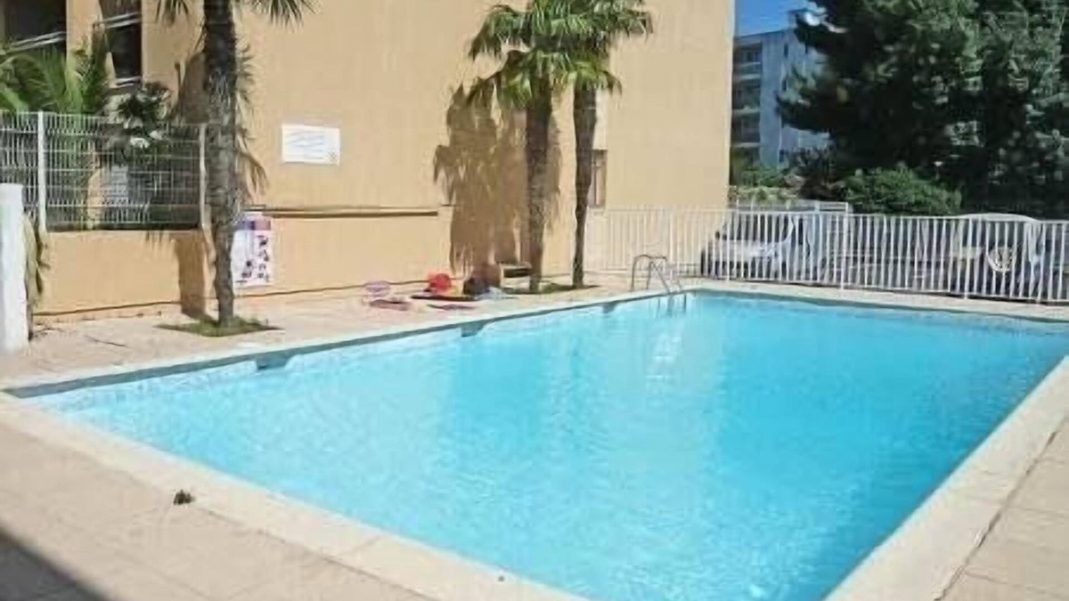 Cavalaire-sur-Mer Apartment | T2 40m2 full center, beaches 200m air conditioning + pool + garage + balcony