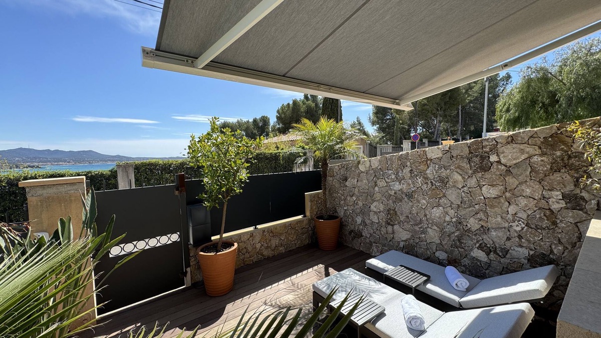 Sanary-sur-Mer Apartment | T2 air-conditioned 35m² sea view with terrace and private parking/beach and port on foot
