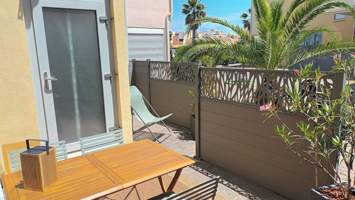 Gruissan Apartment | T2 apartment (2 pers) 42 m², ground floor, terrace, air-conditioned, internet access