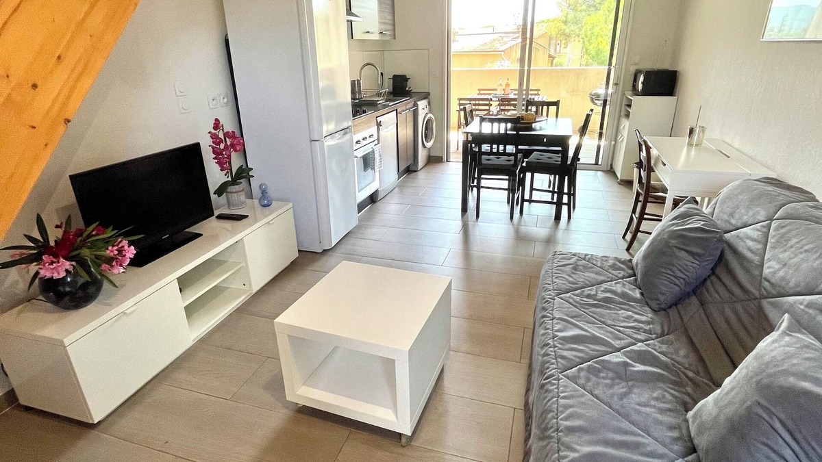 Saint-Cyr-sur-Mer Apartment | T2 apartment, 40 m2 350m from Lecques beach, quiet. Air conditioning. Private parking