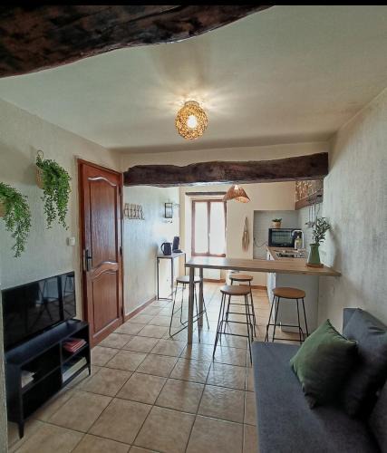 Sollies-Ville Apartment | T2 chaleureux au coeur d'un village pittoresque