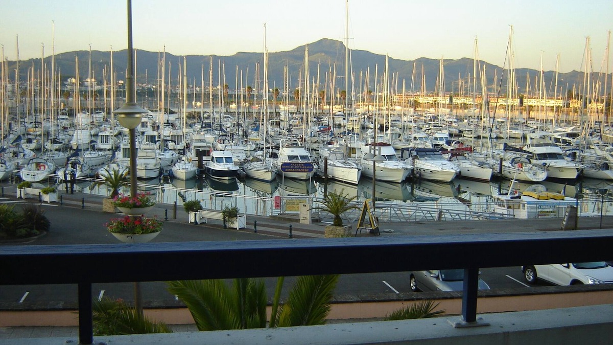 Hendaye Apartment | T2 MAGNIFICENT PORT VIEW, PARKING, BEACH 100m, SWIMMING POOL, WIFI, THALASSO 50m