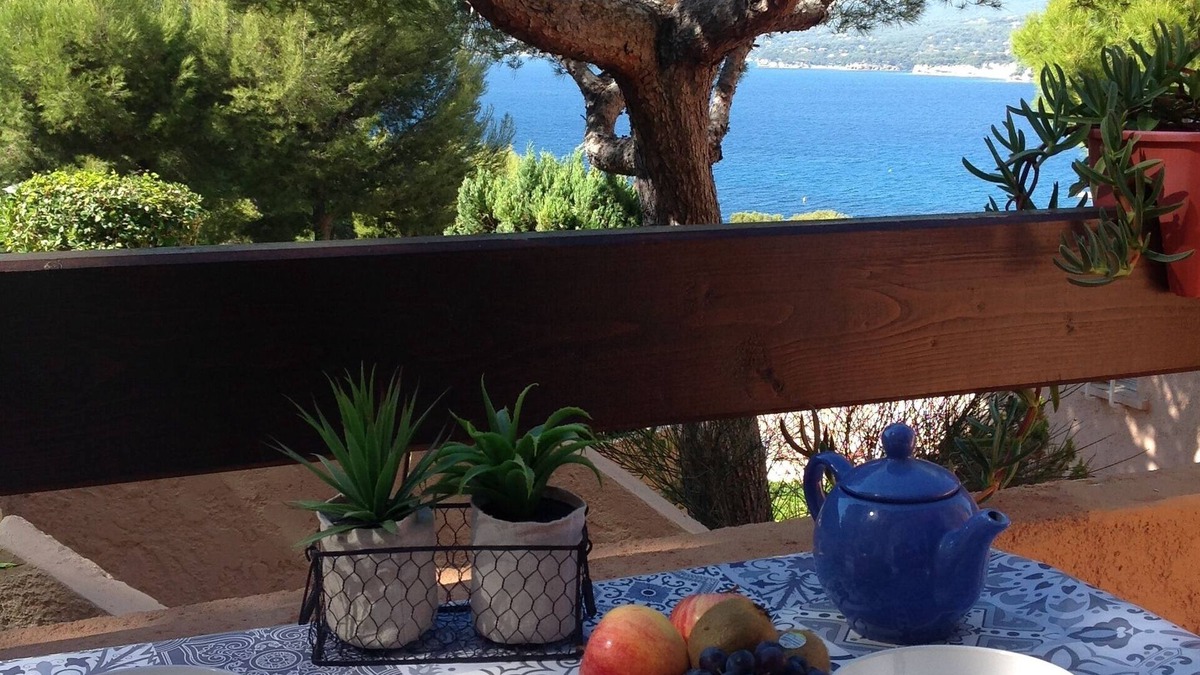La Madrague Apartment | T2 vue mer 180° Avec balcon, Air-conditioned, direct access to the sea, Parking, Piscine