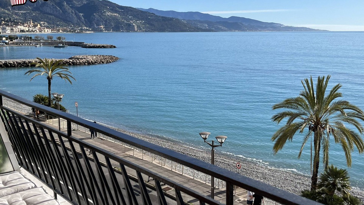 Roquebrune-Cap-Martin Apartment | T3 apartment directly by the sea. Air-conditioned, exceptional view4/5 people
