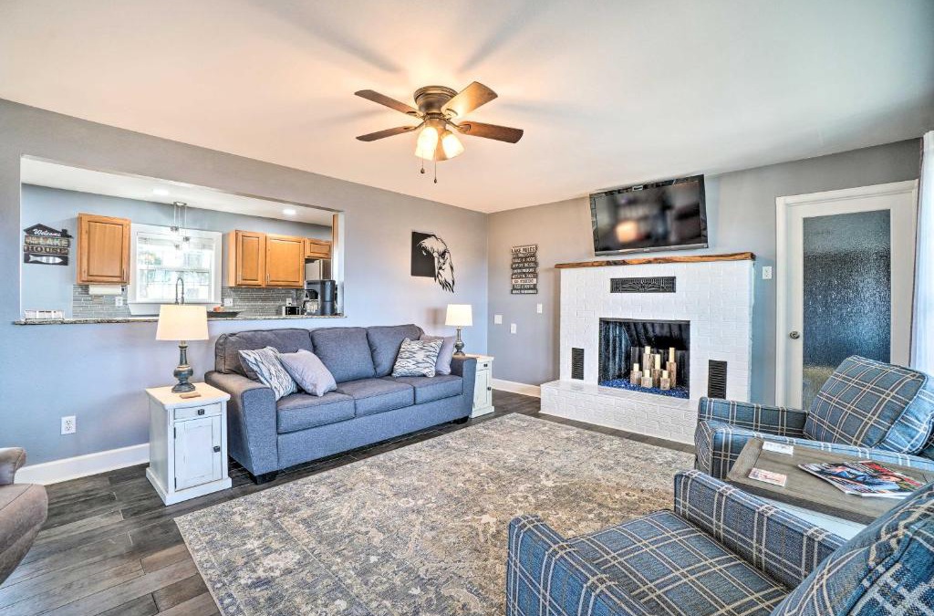 Golden House | Table Rock Lake Home - Fire Pit and Lake Views!