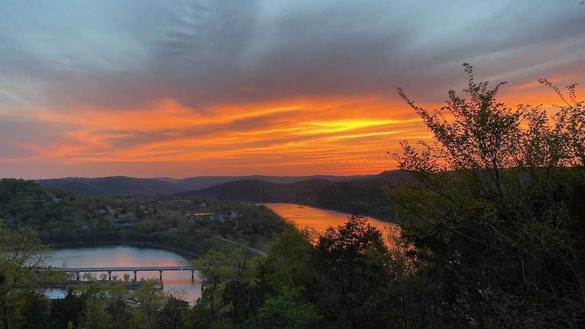 Eureka Springs House | Table Rock Lakeview Home Retreat: Stunning Sunsets, Close to Eureka Springs