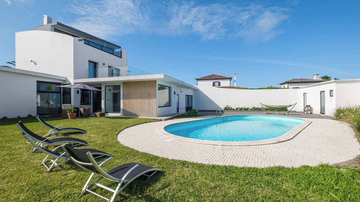 Ponta Delgada House | Table Top - Swimming pool with family and friends