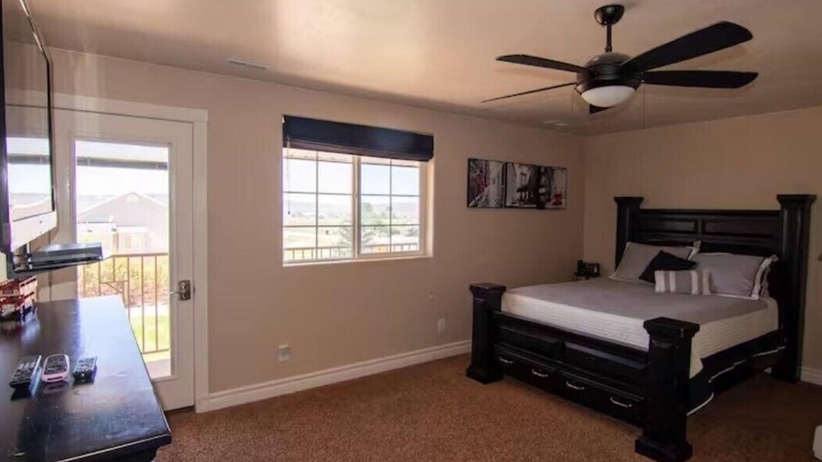 Parowan Bed & Breakfast | TACIT SHADOW - "Escape" Two Bedroom Suite w/Balcony - Sleeps 9 Guests in Beds