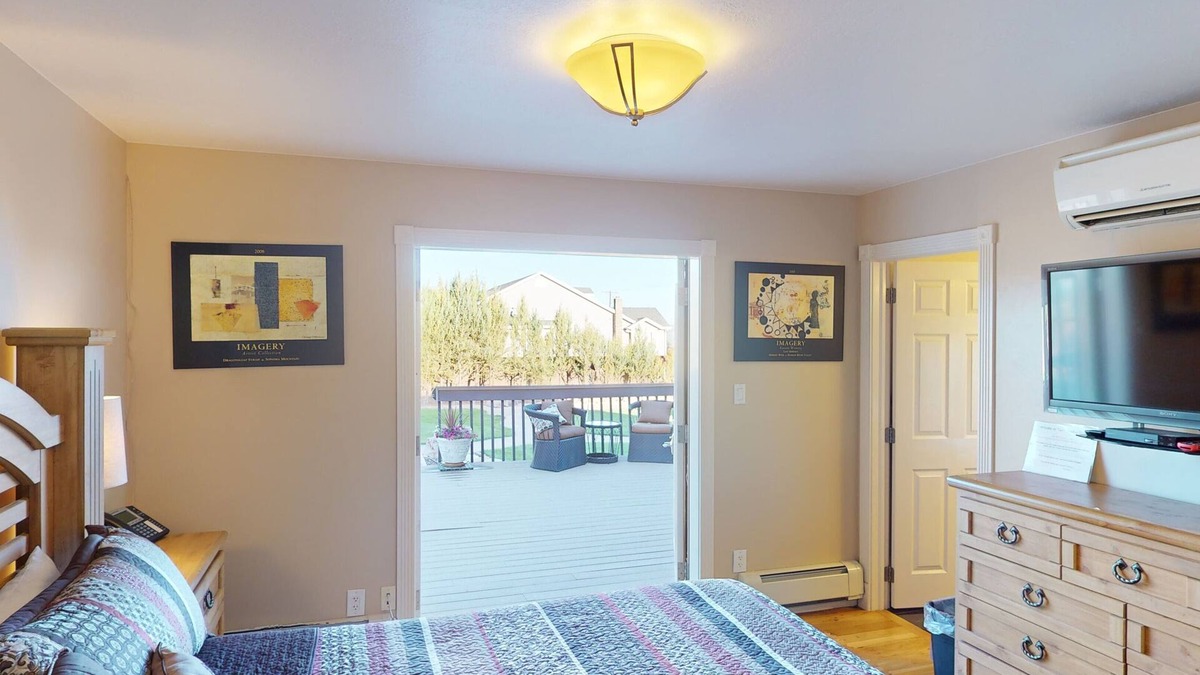 Parowan Bed & Breakfast | Tacit Shadow "Shangri-La", Private Bedroom at base of Brian Head Mountain, WiFi