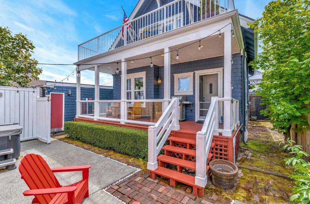 Old Town House | Tacoma Escape with Hot Tub about 5 Mi to Aquarium!