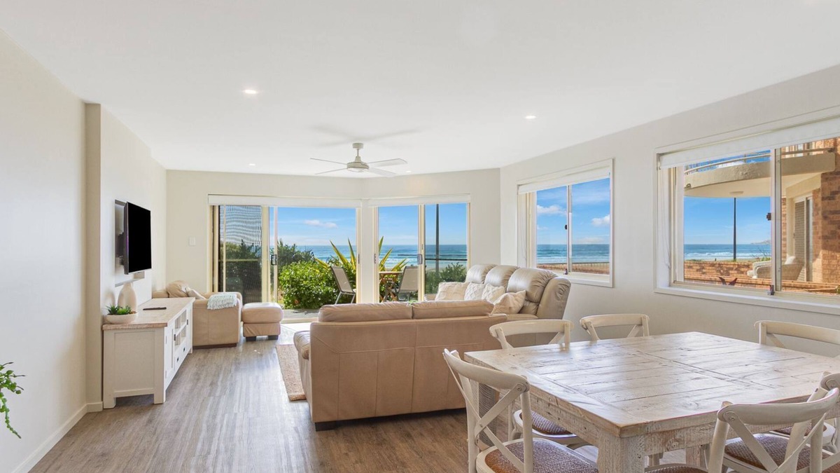 Bilinga Apartment | Tahnee Court Unit 3- Absolute beachfront apartment on Bilinga Beach with Wi-Fi Included.