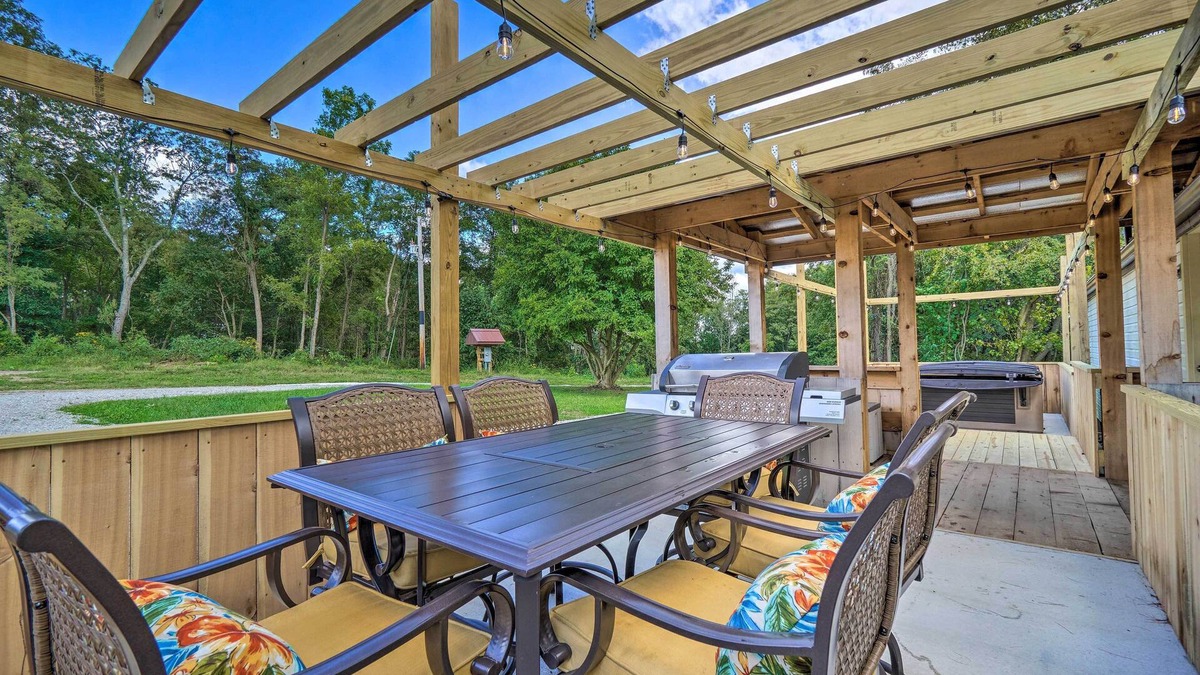 East Fultonham House | 'Take 5' Retreat w/Hot Tub: Relax, Rest, Refresh!