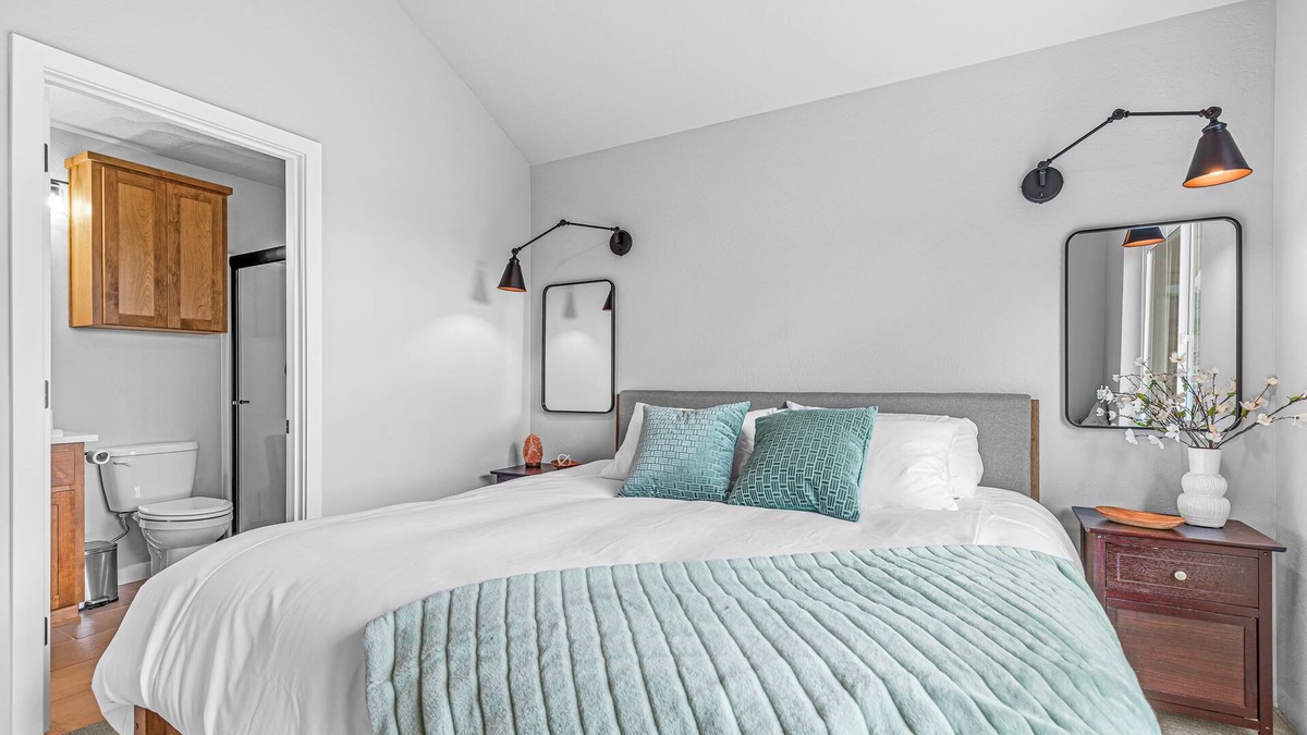 Talent House | Talent Cottage- 2 King beds, 2 bath with garage!
