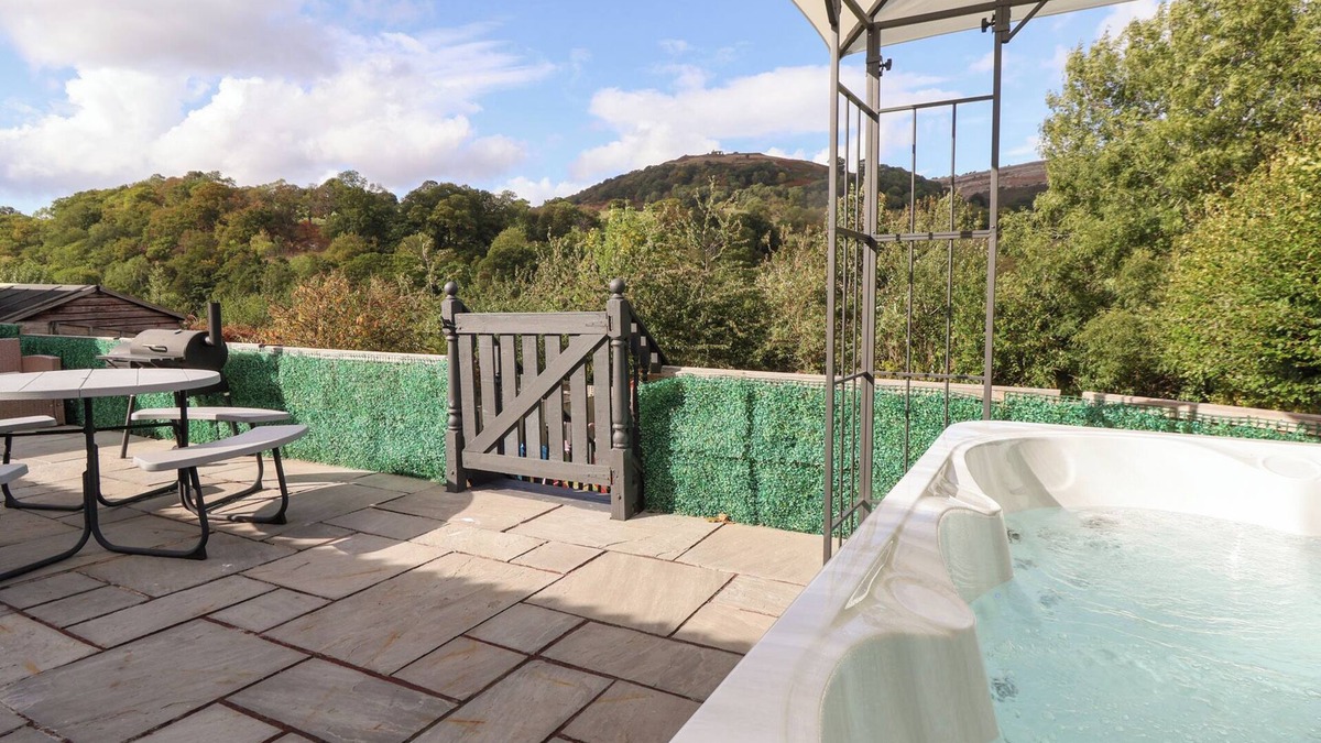 Llangollen House | TALGAIS, pet friendly, with hot tub in Llangollen