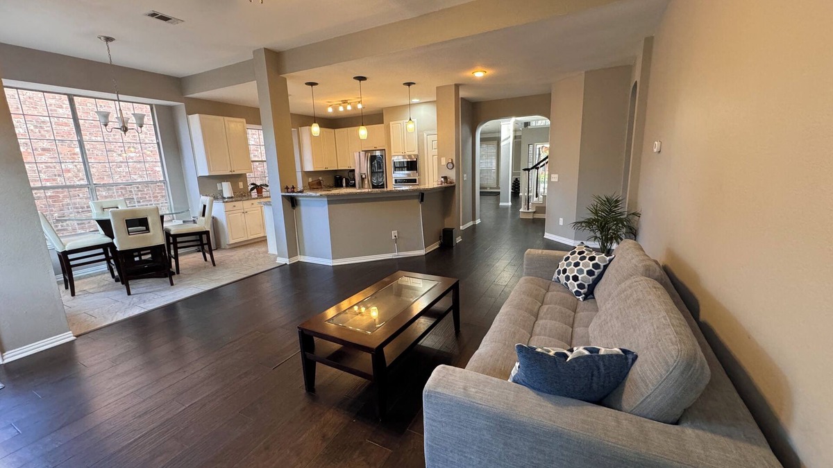 Addison House | Tall, Bright and Handsome in Addison!