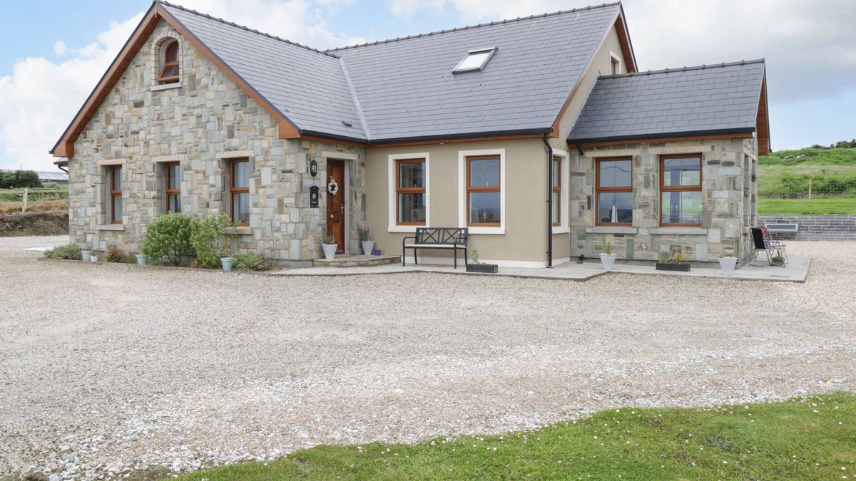 Belmullet House | TALLAGH ROAD, pet friendly, with open fire in Belmullet, County Mayo
