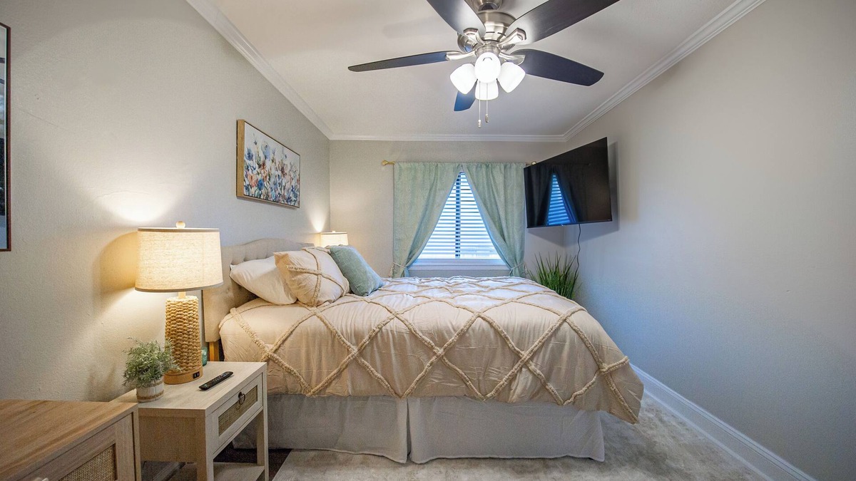 Tallahassee Condo | Tallahassee Gem-Next to Doak and CollegeTown-Ideal for FSU weekend.3 minute walk