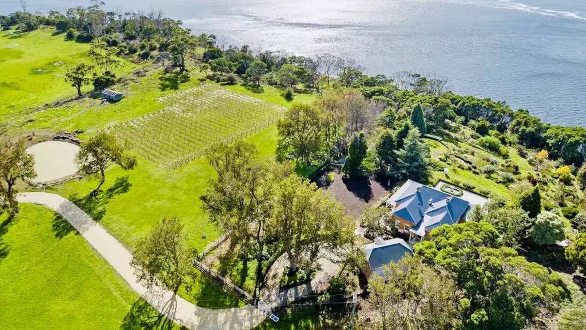 Northern Tasmania House | Tamar Valley Wine Route - Pointe Rapidé Estate & Vineyard.nSerenade your Soul.