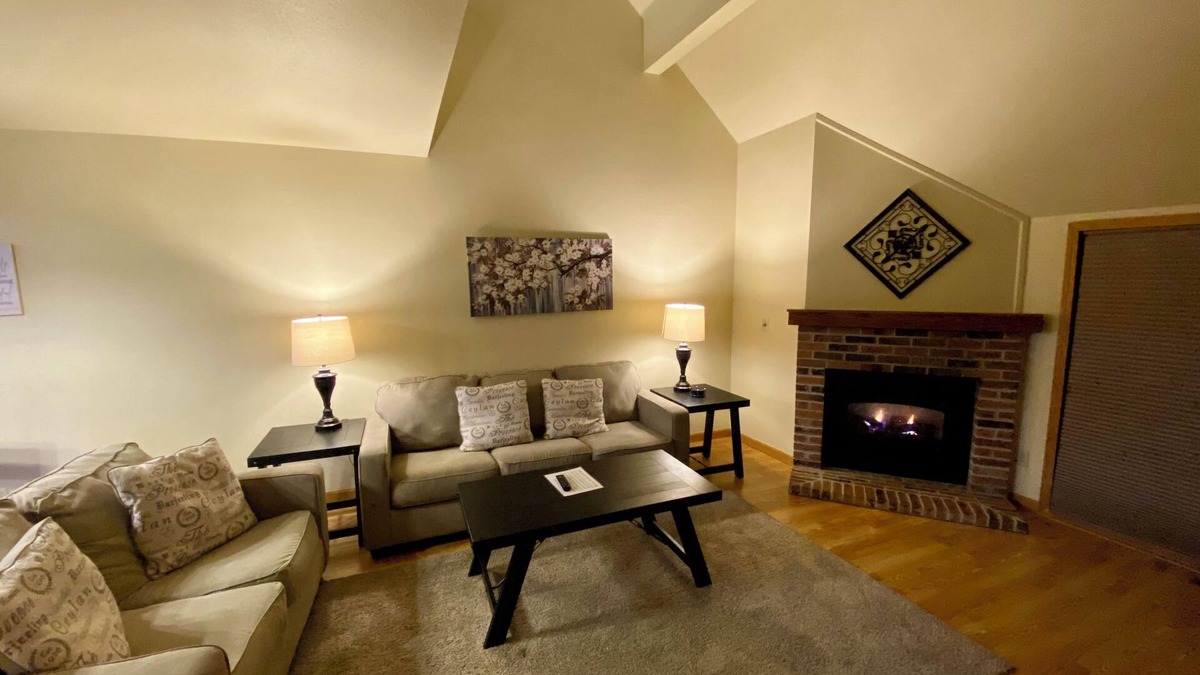Lake Delton House | Tamarack & Mirror Lake Resort only 10 minutes to Skiing!