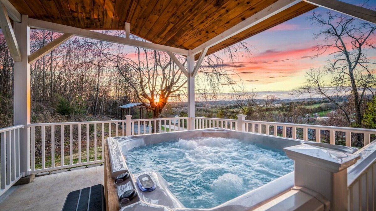 Kodak House | Tami's Dream: 3BR w/Hot Tub + Grill + Games | Great Location!