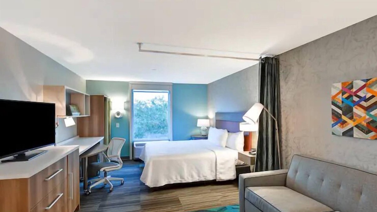 Terrace Park Hotel | Tampa’s Gem: 2 Units Near Busch Gardens. Onsite Pool, BBQ Facilities!