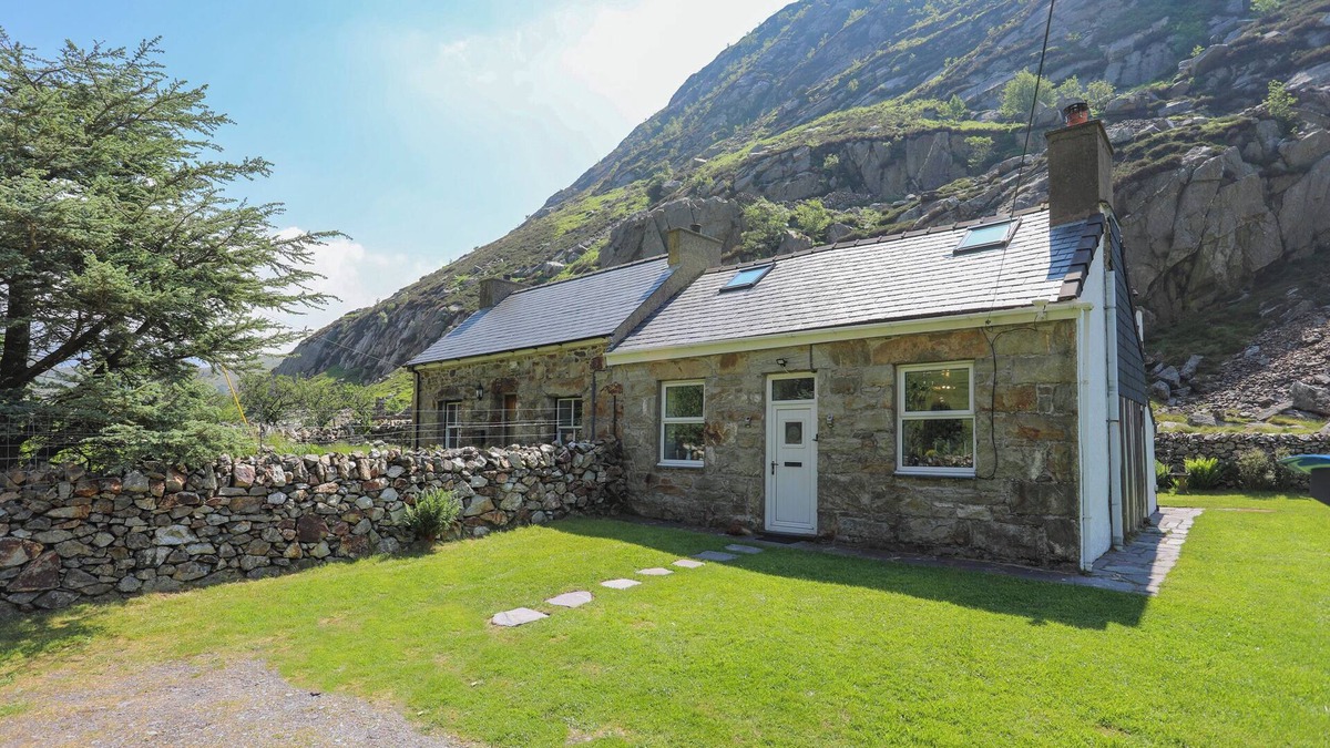 Caernarfon Cottage | TAN MEREDYDD, family friendly, with open fire in Drws Y Coed