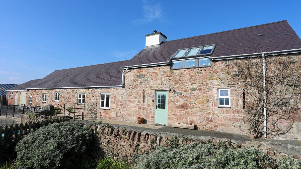 Llanfairpwllgwyngyll Cottage | TAN TWR - CHELLOW COTTAGE, pet friendly, with open fire in Dwyran