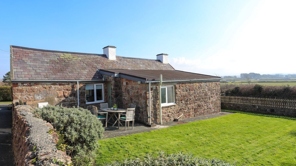 Llanfairpwllgwyngyll Cottage | TAN TWR FARM COTTAGE, pet friendly, with a garden in Dwyran