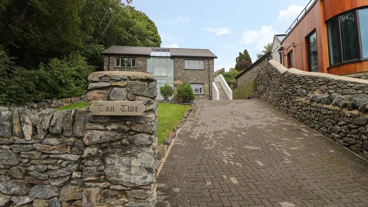 Brynrefail House | TAN TWR, pet friendly, luxury holiday cottage in Llanfairpwll
