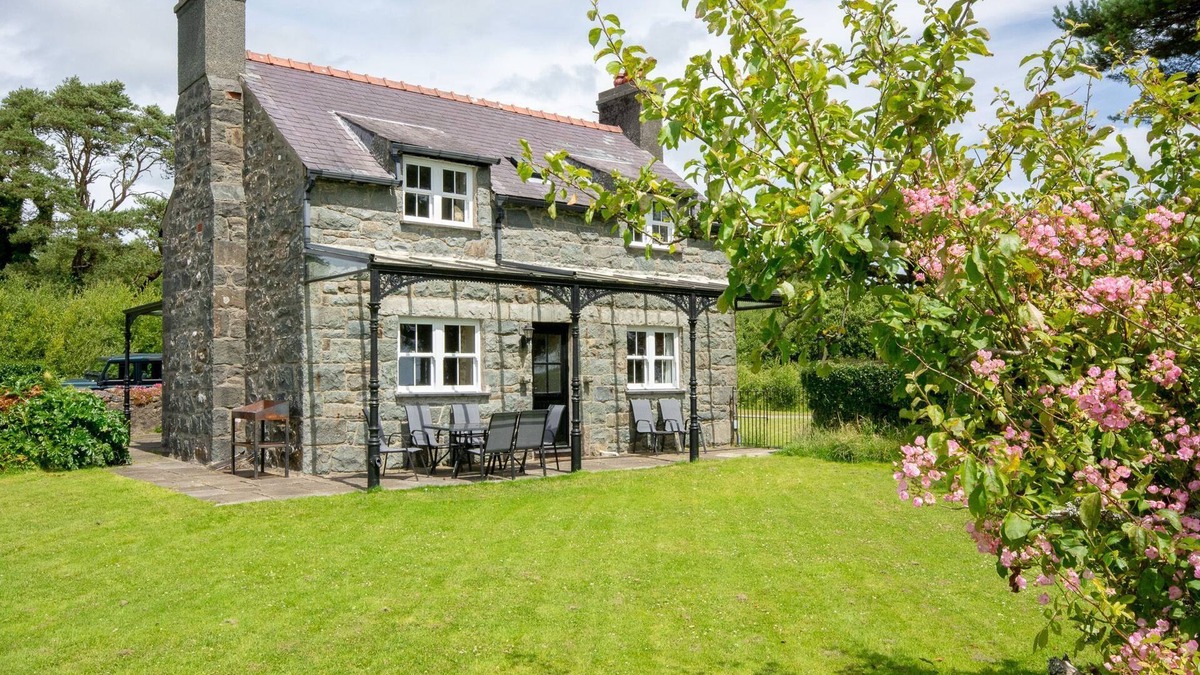 Rhyd-y-clafdy Cottage | Tan y Bryn - sleeps 8 guests in 3 bedrooms