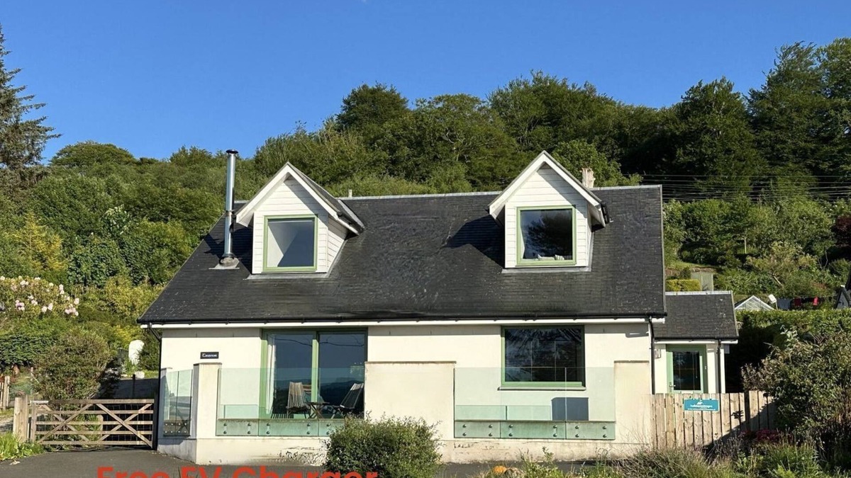 Strachur Cottage | Tanamuir, overlooking Loch Fyne, Strachur - sleeps 6 guests in 3 bedrooms