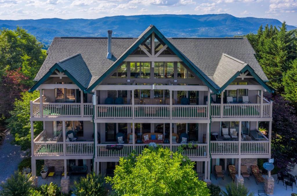 Gatlinburg - Pigeon Forge House | TANASI LODGE - Reunions, Retreats, Weddings, Family Getaways
