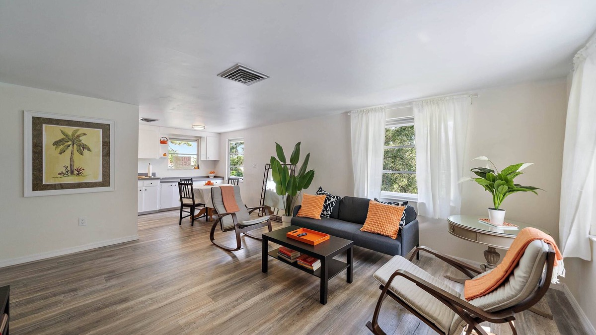 Laurel Apartment | Tangerine Terrace - Beach Escape .7 Mi From Beach
