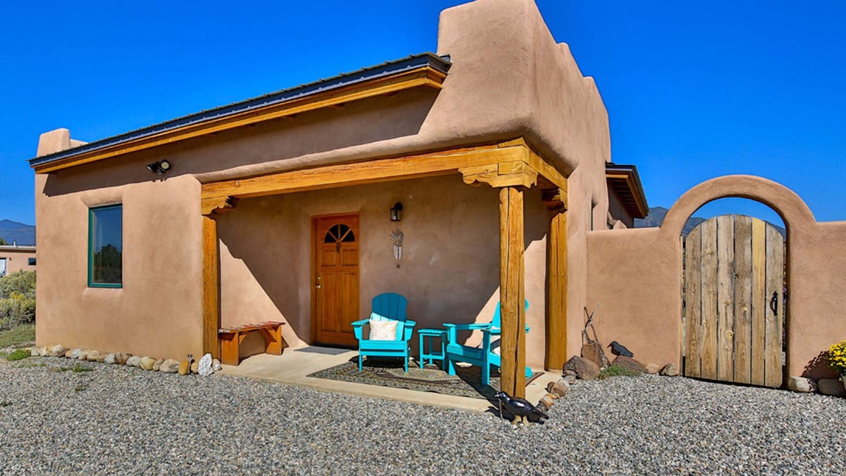 El Prado House | Taos Raven House, gorgeous mountain views between Taos Ski Valley and Taos Plaza