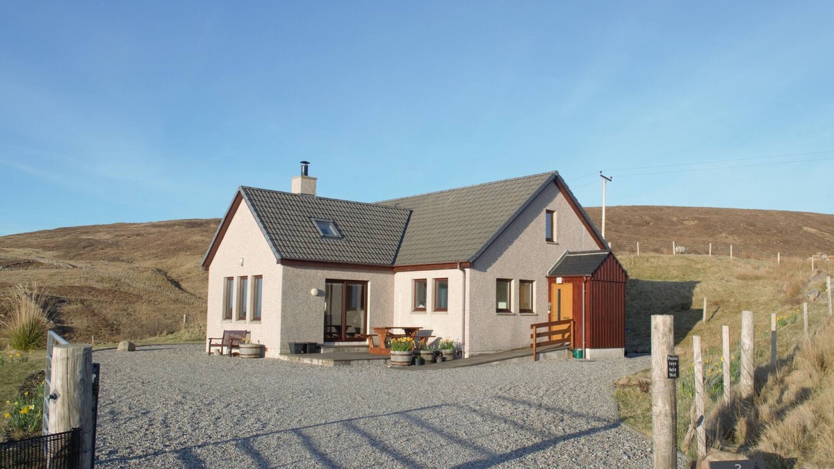 Melvaig Cottage | Tarhuna. Family and pet friendly. Spectacular sea views. Beach. Star gazing
