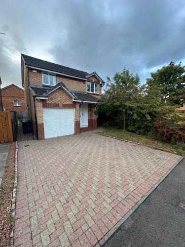 Pollokshaws Apartment | Tartan Nest- Entire house- Sleeps 8 guests