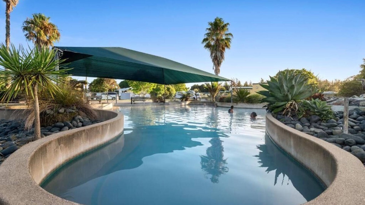 Waitakaruru Hotel | Tasman Holiday Parks - Miranda