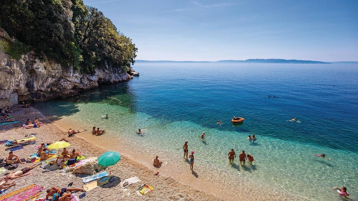 Buzdohanj Apartment | Tasteful and modern apartment with communal pool.