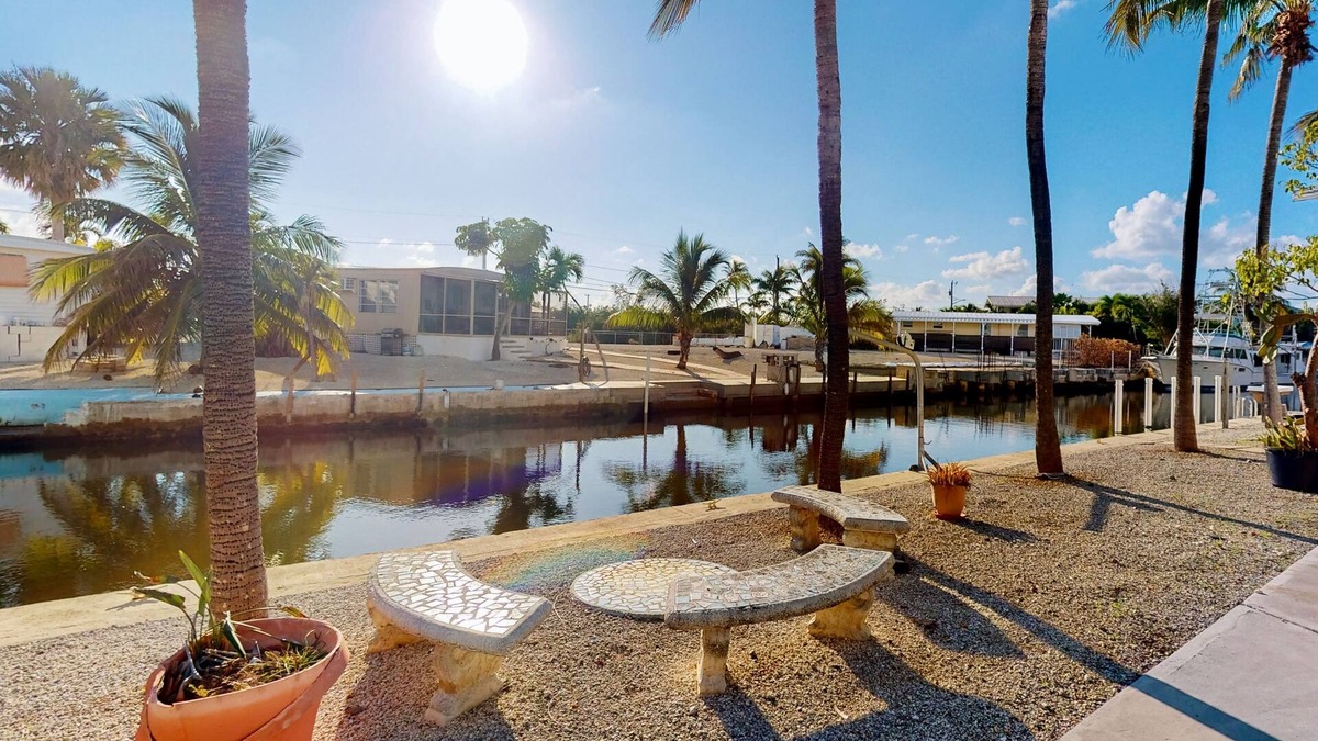 Geiger Key House | Tasteful waterfront mobile home with central AC, W/D, & dog-friendly