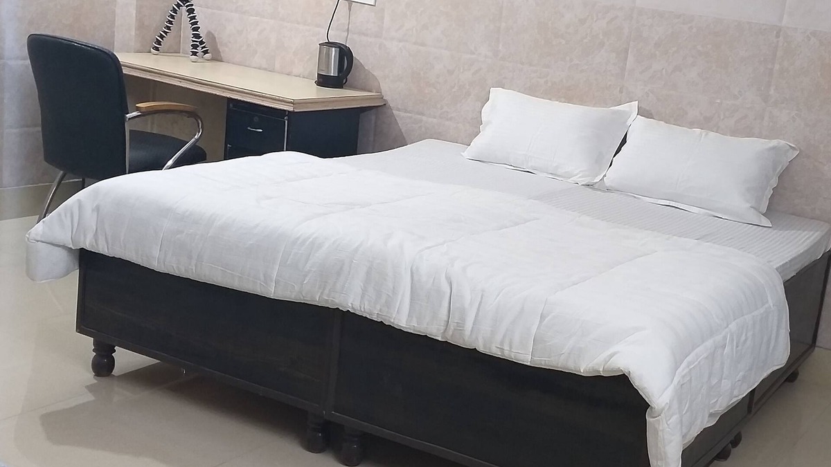 South West Apartment | Tastefully designed spacious room