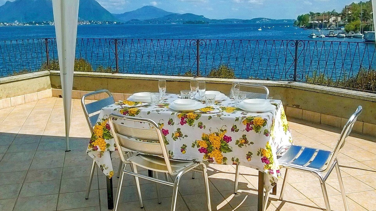 Feriolo Apartment | Tastefully furnished 2-room apartment on the charming lakeside promenade