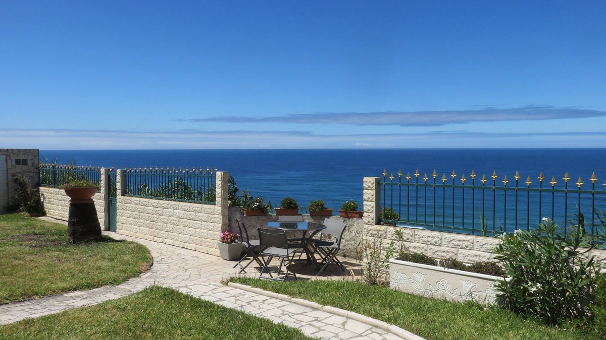 Vale Furado Apartment | tastefully furnished apartment with a unique view of the Atlantic.