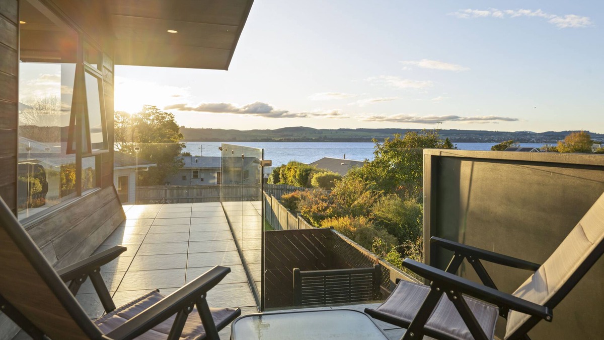 Richmond Heights Cottage | Taupo Escape - Rainbow Point Holiday Home