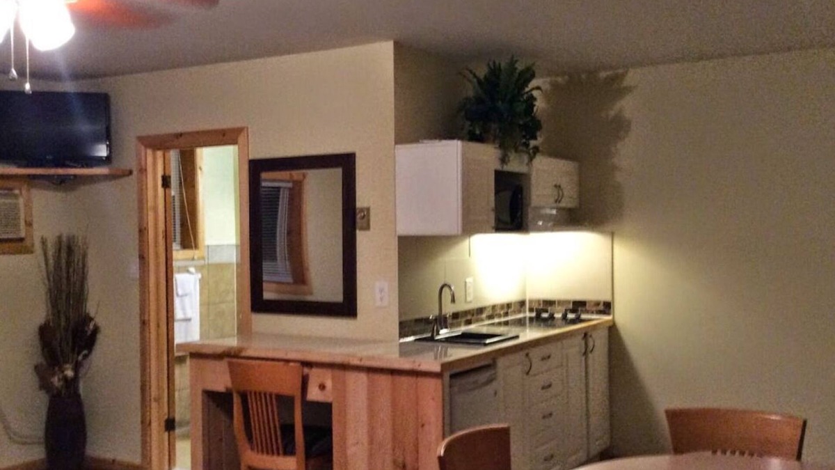 Waubaushene Hotel | Tay Motel