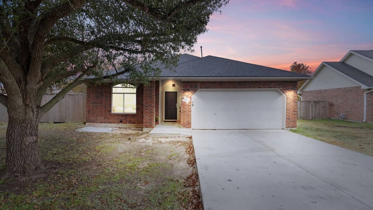 Taylor House | Taylor Rodeo, Jacuzzi, Spacious Yard, Games, 5.6 miles 9 minutes drive time to Samsung Austin Semiconductor