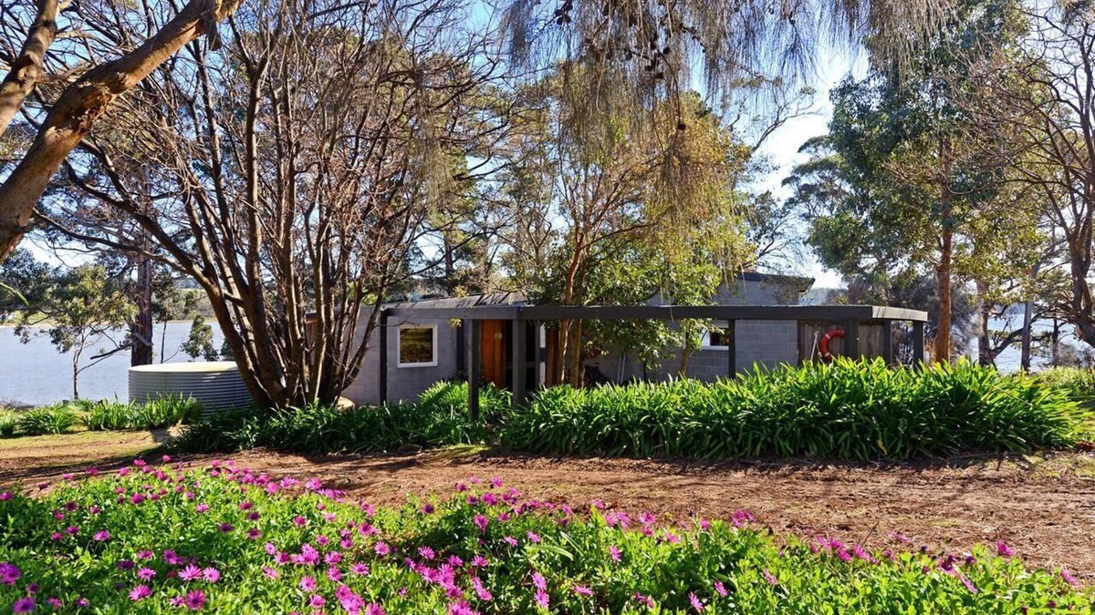 South Bruny House | Taylors Bay Cottage - Gracing the shores of Little Taylors Bay is a fisherman’s cottage with a twist, commonly known as the round house because of its unique design features.