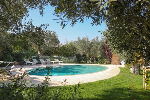 Triggianello Villa | TD Il Vecchio Fienile Outdoor Kitchen with Pool View